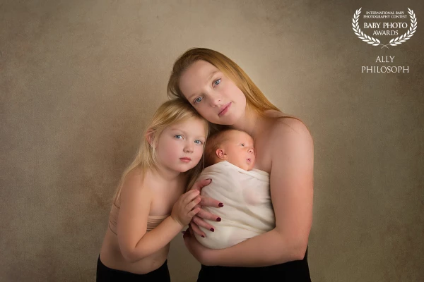 True and pure love of 3 girls, so proud to photograph this family for their 4th session. <br />
To watch them growing and expanding remaining me why I chose the be a photographer. <br />
